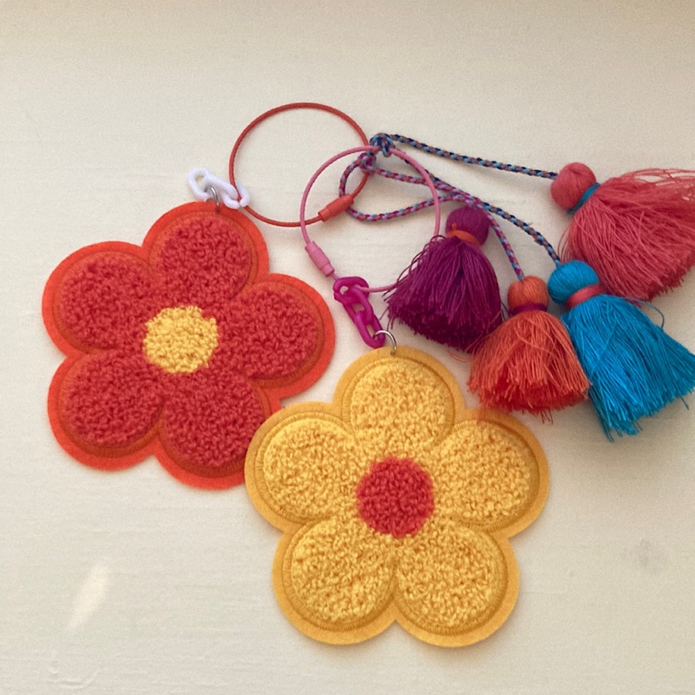 2 individual flowers with 2 tassels